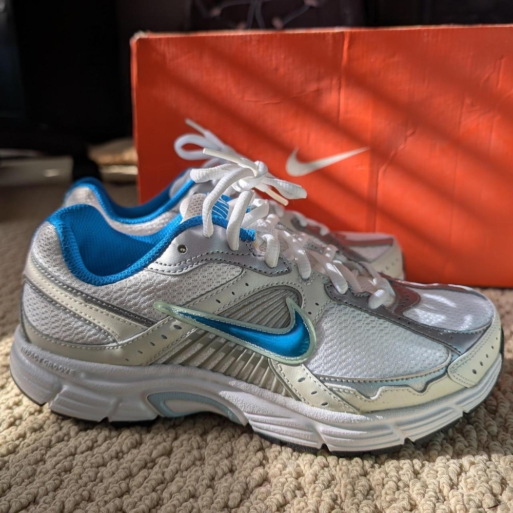 Nike Dart 7 (VII) White and Blue Athletic Shoes